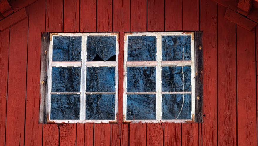 faluröd fasad med stora rutor