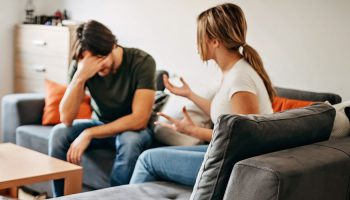 Genrebild på par som är osams