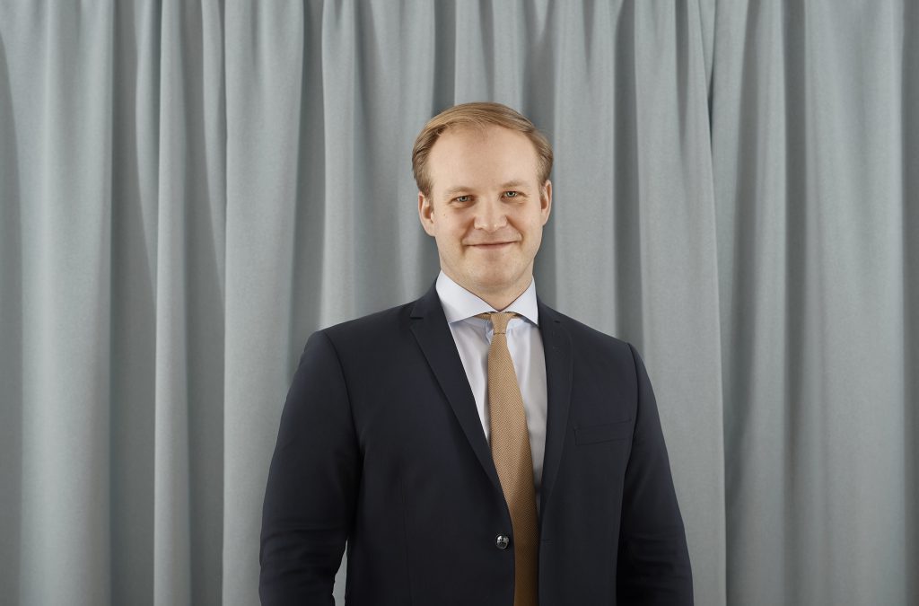 Jonas Hjelm, biträdande jurist med fokus på affärsjuridik. Foto Anna Hållams.